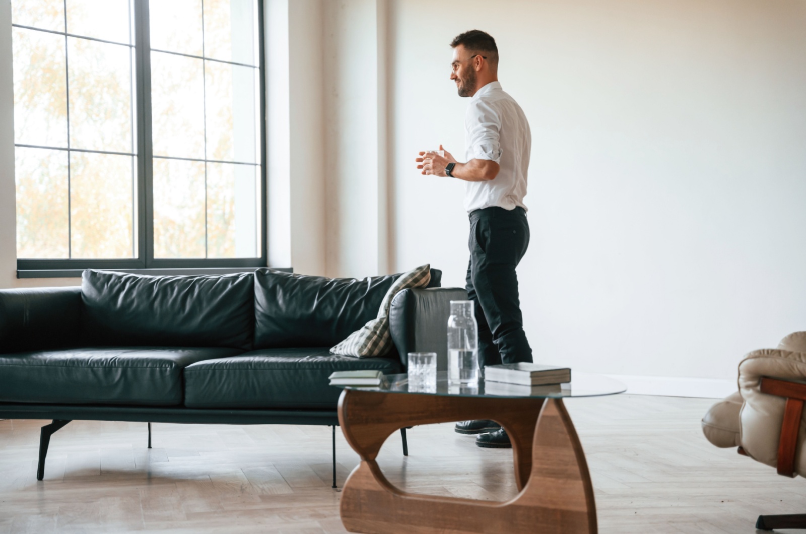 mann steht im wohnzimmer mann steht im wohnzimmer