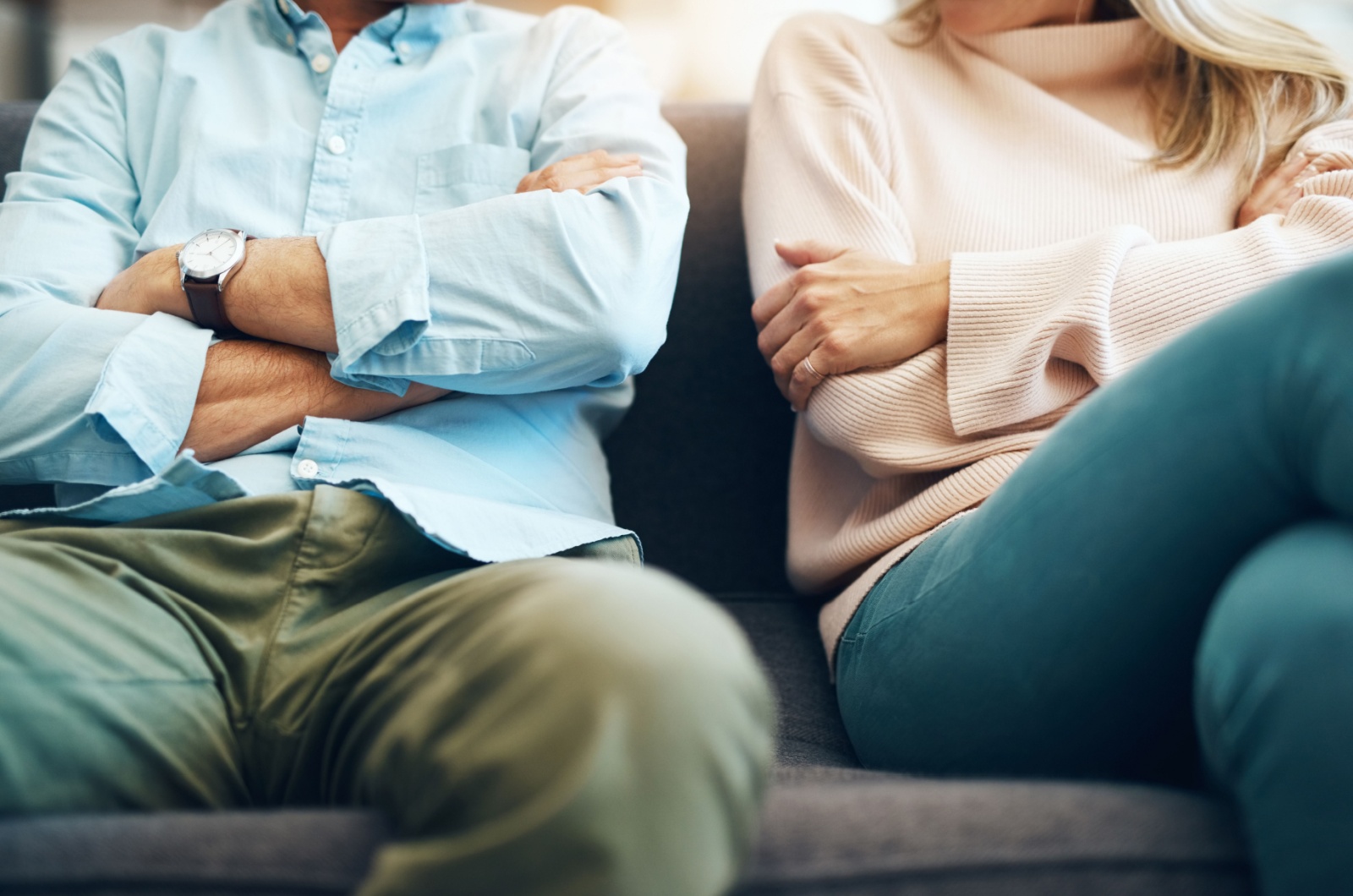mann und frau sitzen nebeneinader