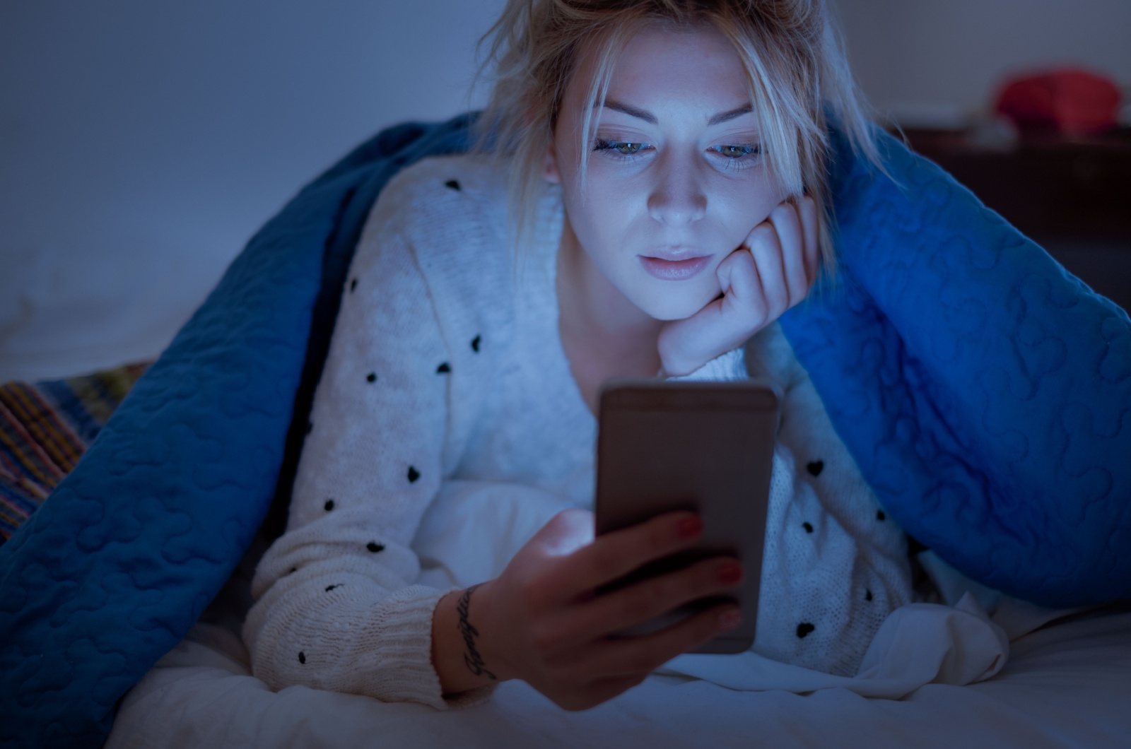 traurige Frau mit einem Telefon traurige Frau mit einem Telefon