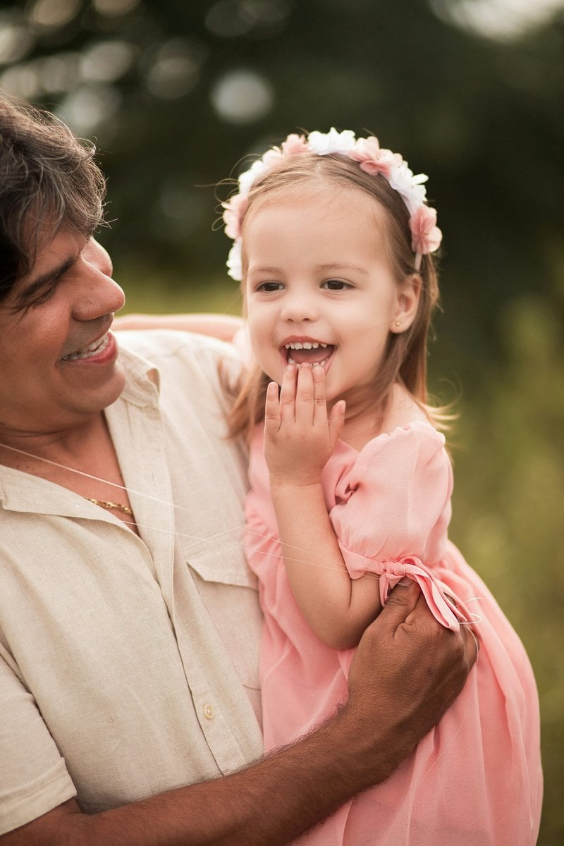 A man holding a little girl in his arms - Free Photo on Unsplash