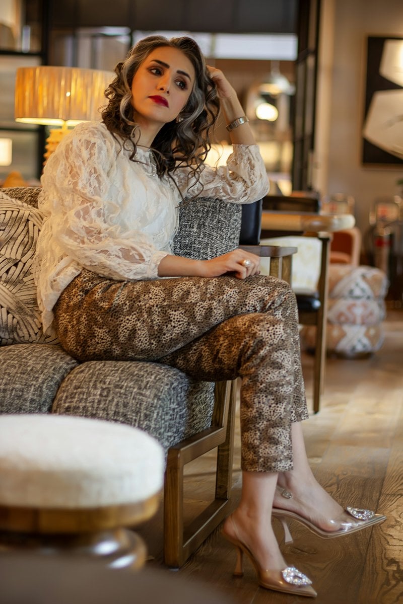 A stylish woman poses elegantly on a sofa. photo &ndash; Free Green Image on  Unsplash