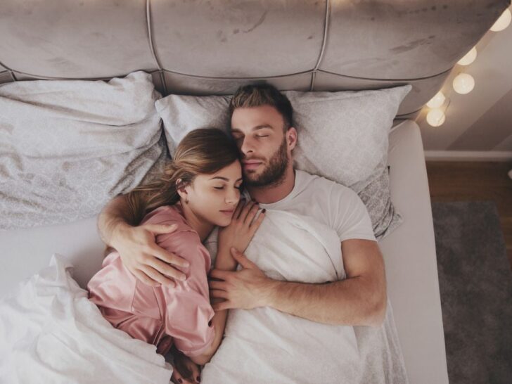 Det här händer när du sover bredvid din partner varje natt