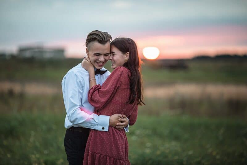 Die Körpersprache einer verliebten Frau – 6 Zeichen, dass sie in dich verliebt ist Die Körpersprache einer verliebten Frau – 6 Zeichen, dass sie in dich verliebt ist