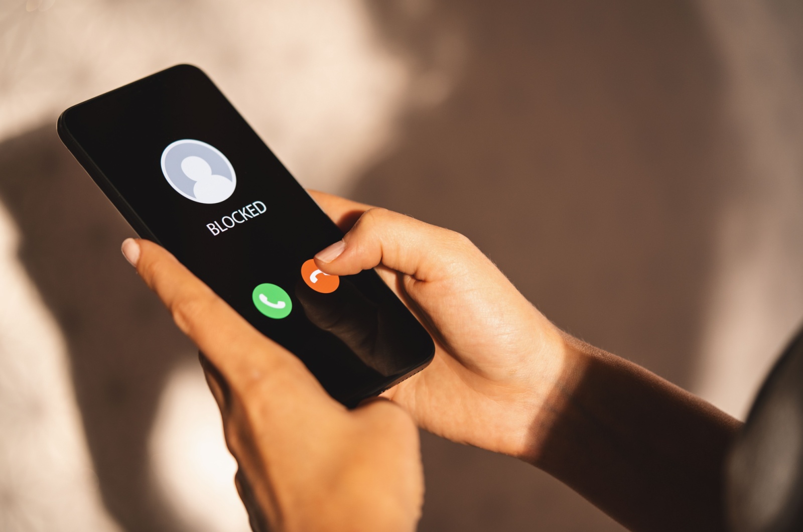 Frau haelt ein Telefon Frau haelt ein Telefon