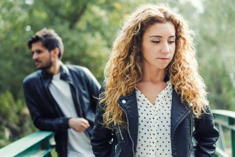 Portr&auml;t des jungen Paares, das einen Konflikt im Park hat