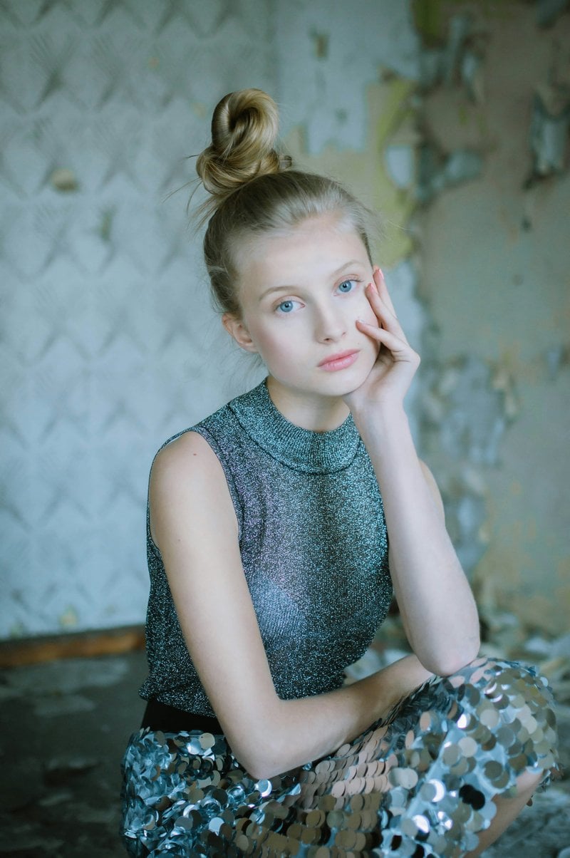 Stylish woman in sequined outfit poses against a distressed wall. photo &ndash;  Free Portrait Image on Unsplash