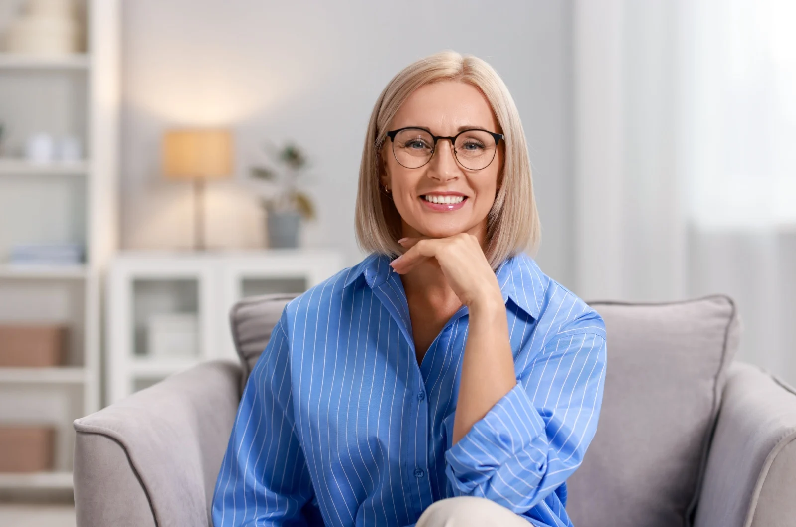 aeltere frau laechelt