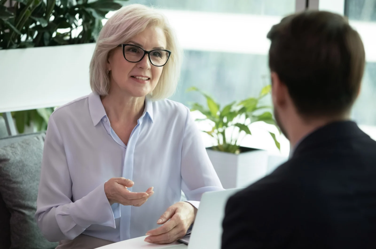 aletere frau im gespraech