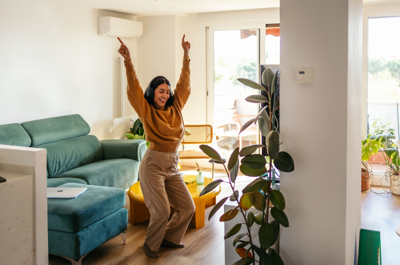 frau alleine zuhause hoert musik