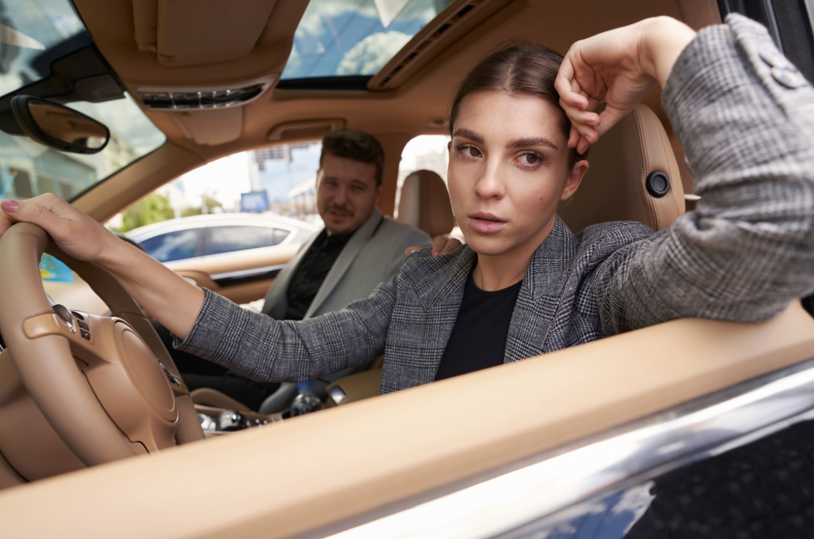 frau faehrt auto frau faehrt auto