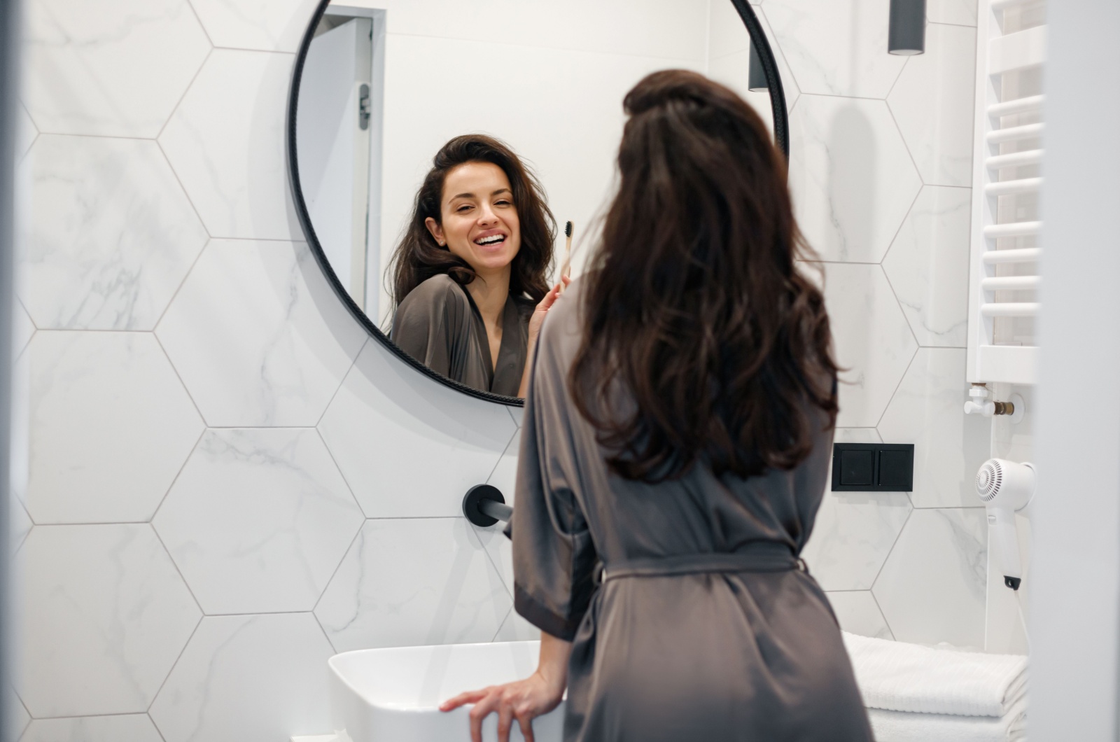 frau im badezimmer