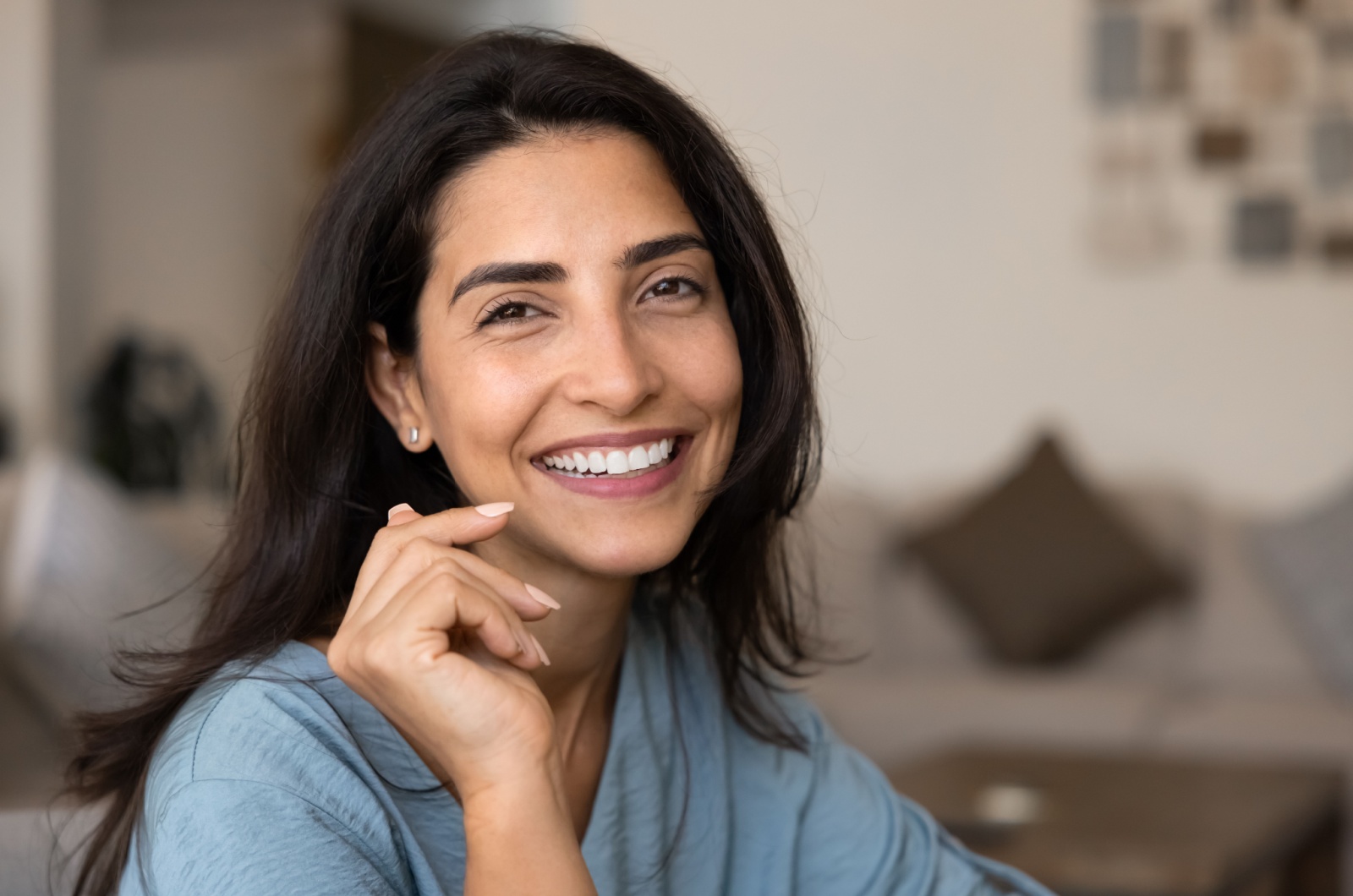 frau mittleren alters lacht frau mittleren alters lacht