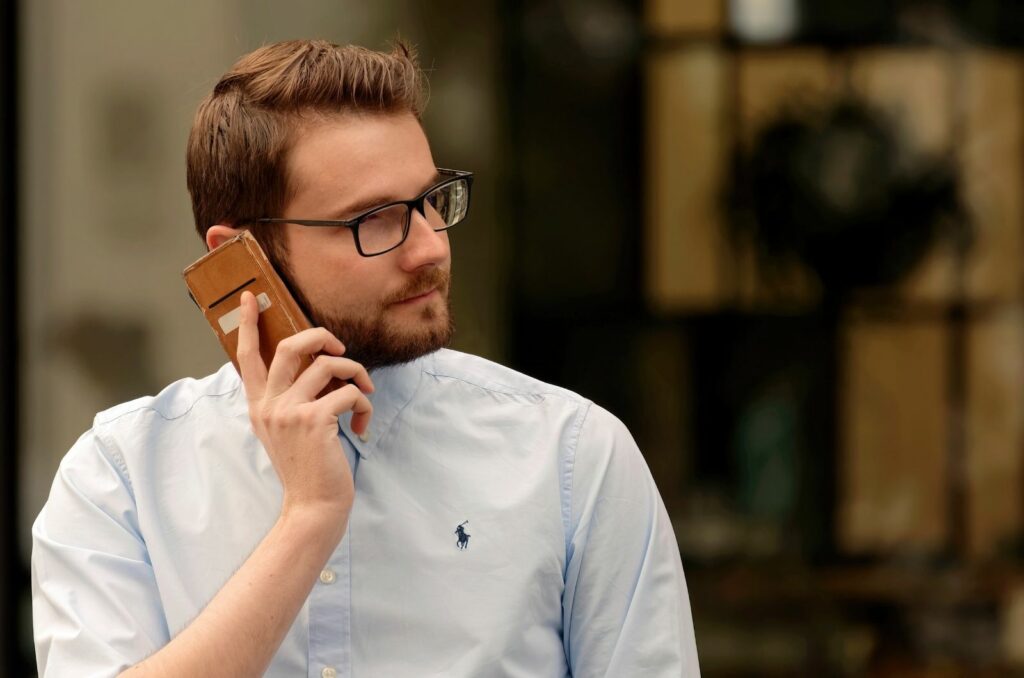 mann telefoniert