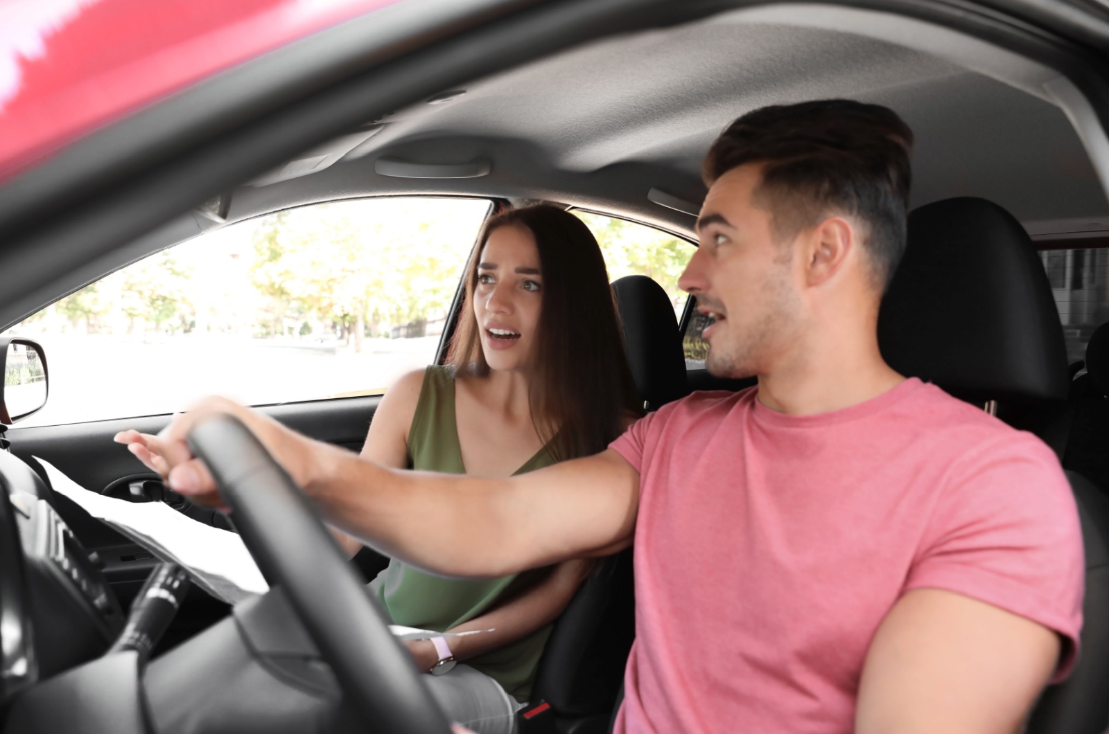 mann und frau streiten sich im auto mann und frau streiten sich im auto