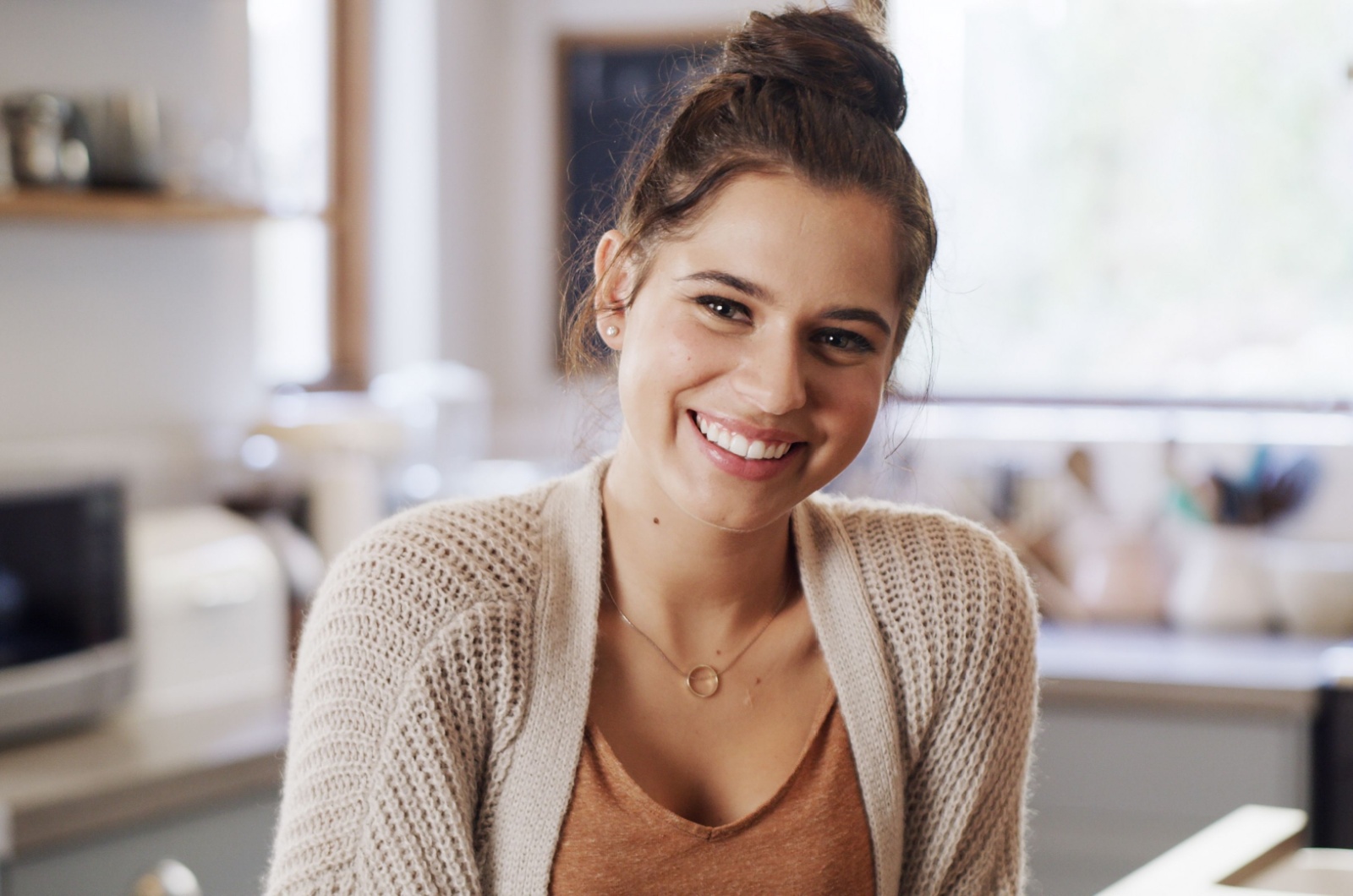 schoene frau mit laecheln schoene frau mit laecheln