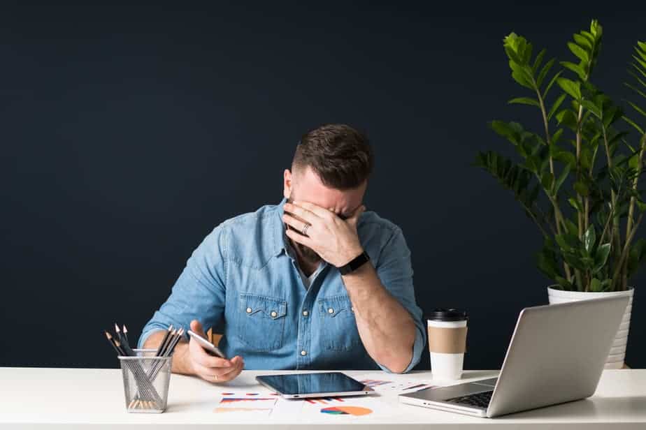 11 Zeichen, dass er dich heimlich vermisst