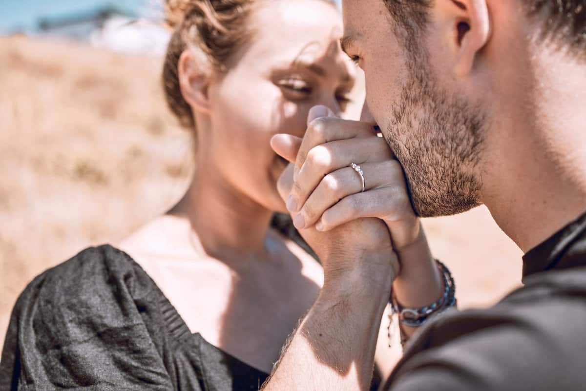 9 Sätze, die gute Ehemänner und Ehefrauen sagen, um das Vertrauen des anderen zu stärken 9 Sätze, die gute Ehemänner und Ehefrauen sagen, um das Vertrauen des anderen zu stärken