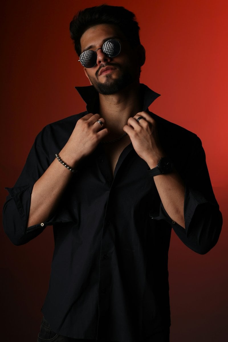A stylish man in a black shirt and round sunglasses - Free ...