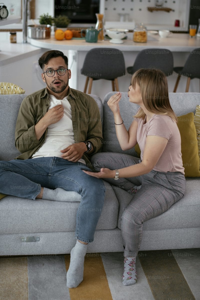 Boyfriend and girlfriend are arguing on the couch. Angry woman is yelling  at her boyfriend - Photo on Unsplash+
