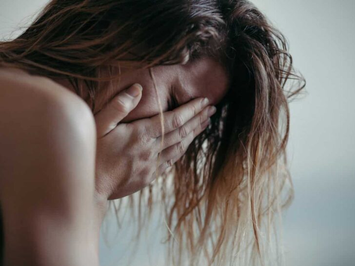 Medan du gråter går narcissisten redan vidare – så börjar du läka