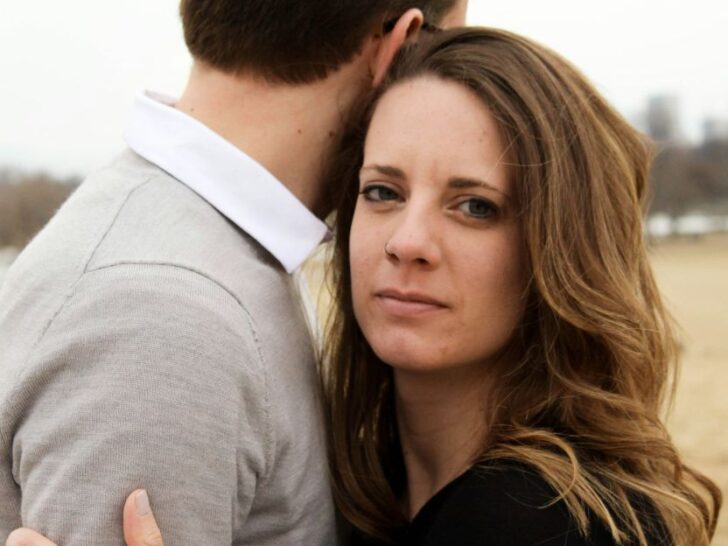 15 tecken på att han tyst håller på att dra sig ur relationen