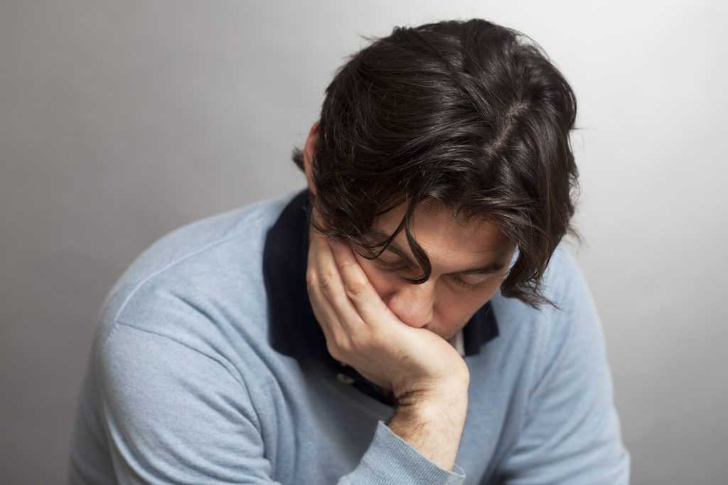 6 beteenden som kan få män att känna sig ensamma i en relation