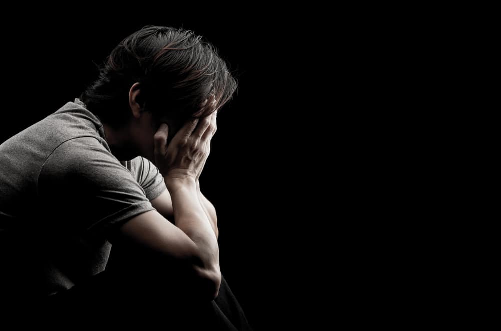 6 beteenden som kan få män att känna sig ensamma i en relation