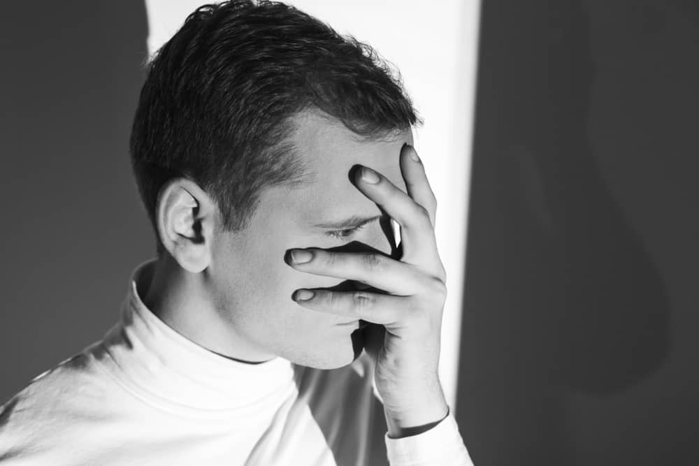 6 beteenden som kan få män att känna sig ensamma i en relation