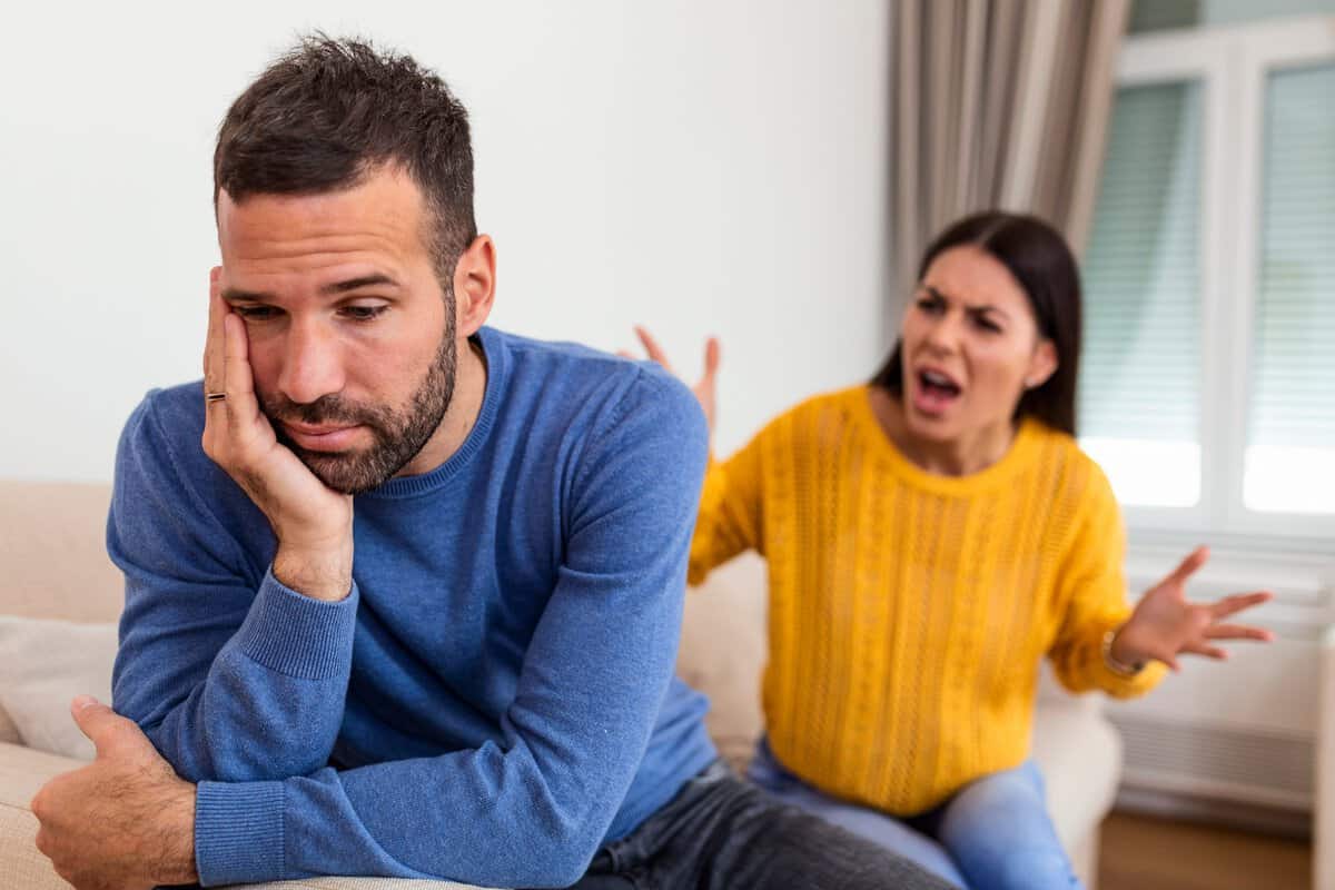6 beteenden som kan få män att känna sig ensamma i en relation