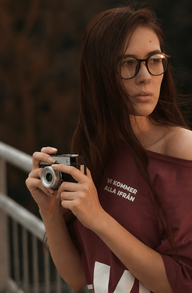 A woman holding a camera - Free Photo on Unsplash