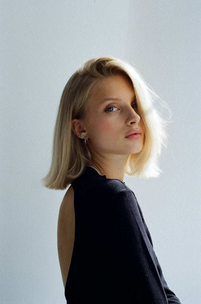 Blonde woman with bob haircut looking back - Free Photo on Unsplash