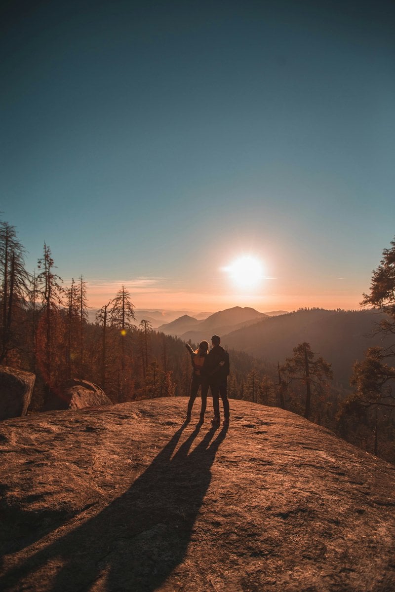 Silhouette of man and woman on hill - Free Photo on Unsplash