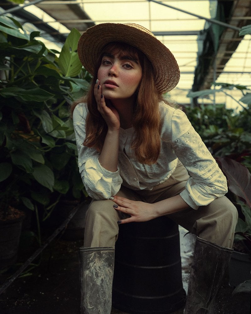 Woman Doing a Thinking Pose &middot; Free Stock Photo